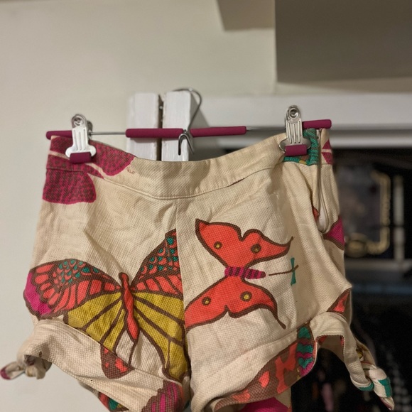 Butterfly printed cream shorts - Picture 3 of 3